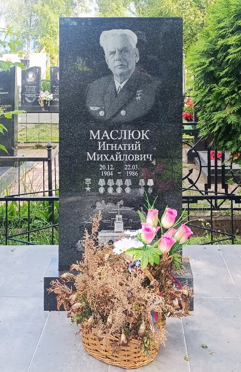 Надгробный памятник (2)